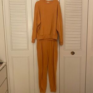 Yellow/orange/gold athleisure matching set from Pink!